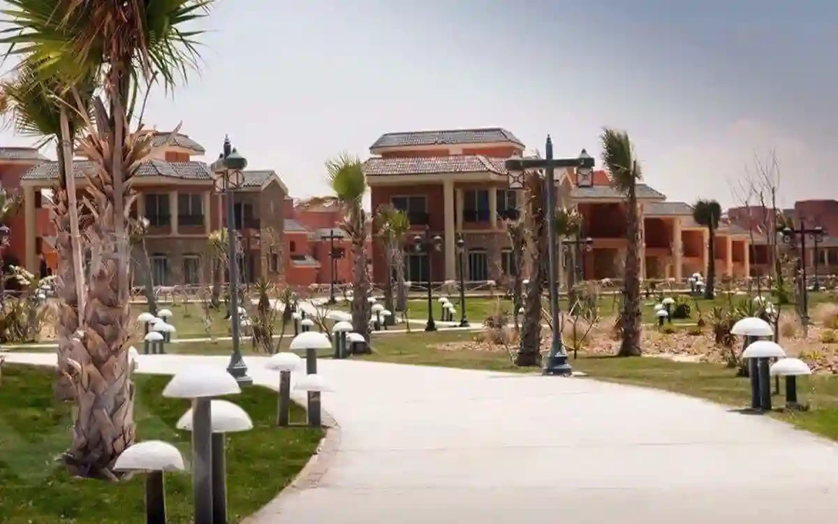 شاليه 170م أرضي بجاردن للبيع في بلومار الساحل الشمالي